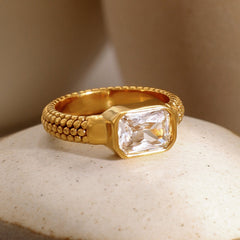 Radiant Grace – 18K Gold Exquisite Dazzling Gemstone Ring