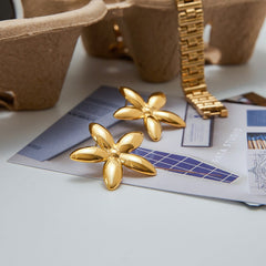 Five-leaf flower gold earrings with polished finish