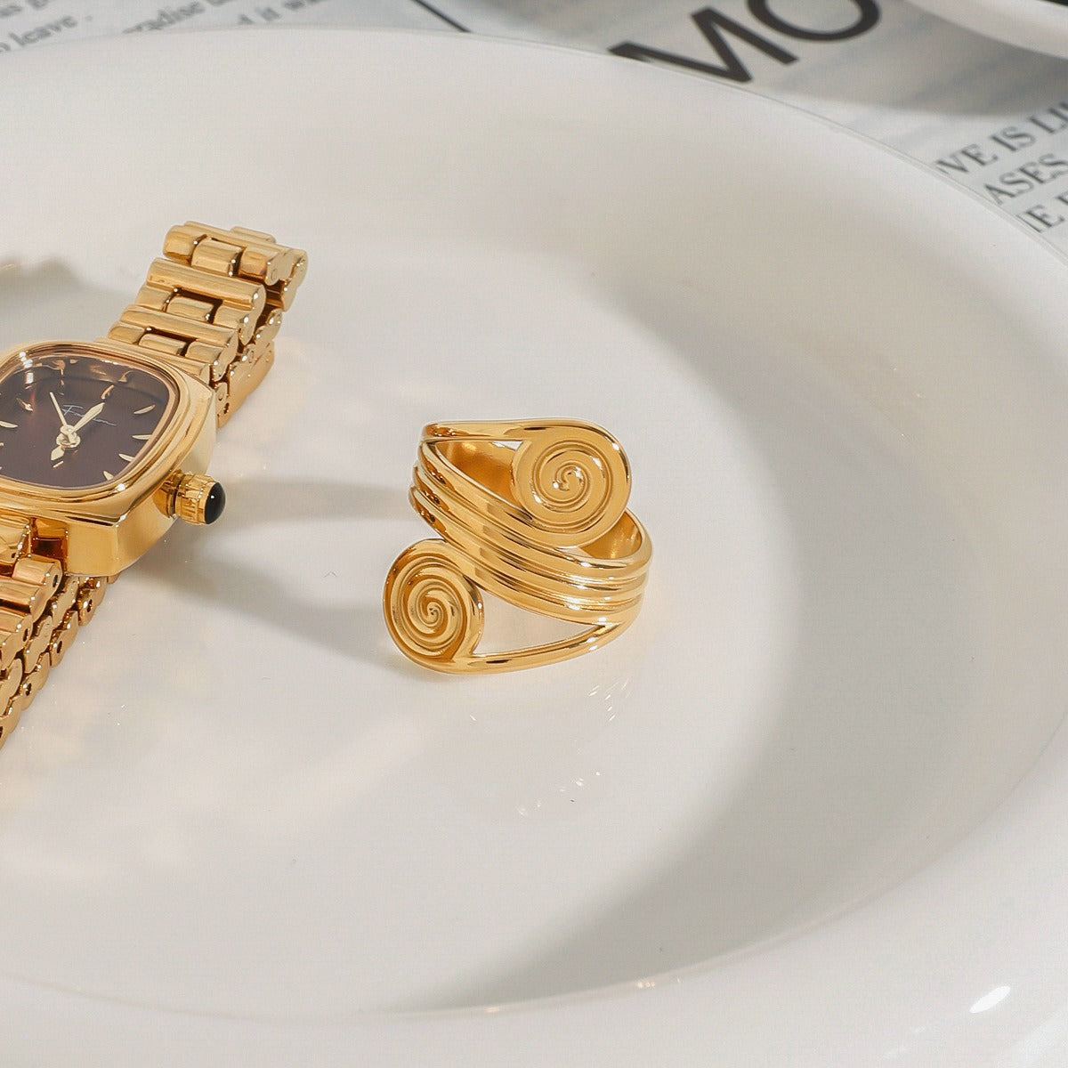 18K gold geometric ring with modern thread design