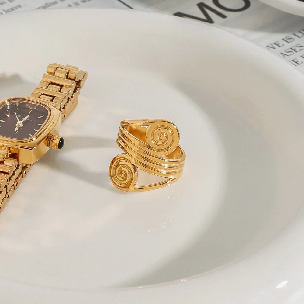 18K gold geometric ring with modern thread design