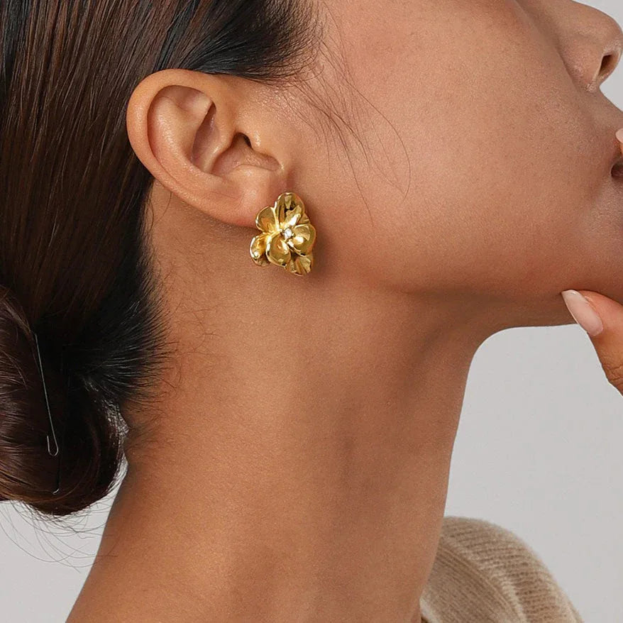 Fleur Éclat – 18K Gold Floral Diamond-Studded Earrings
