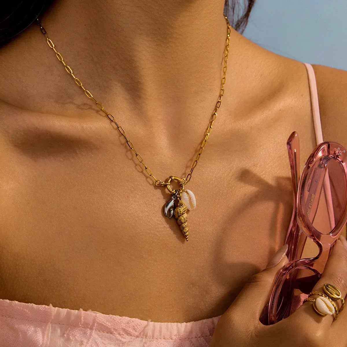 Conch Fashion Necklace – 18K Gold Ocean-Inspired Design with Silver Detail