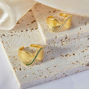 Twist & Shine – 18K Gold Twisted Ring with Diamond Design