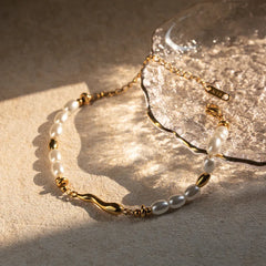 Vintage Drizzle – 18K Gold Retro Water Drop and Pearl Design Bracelet