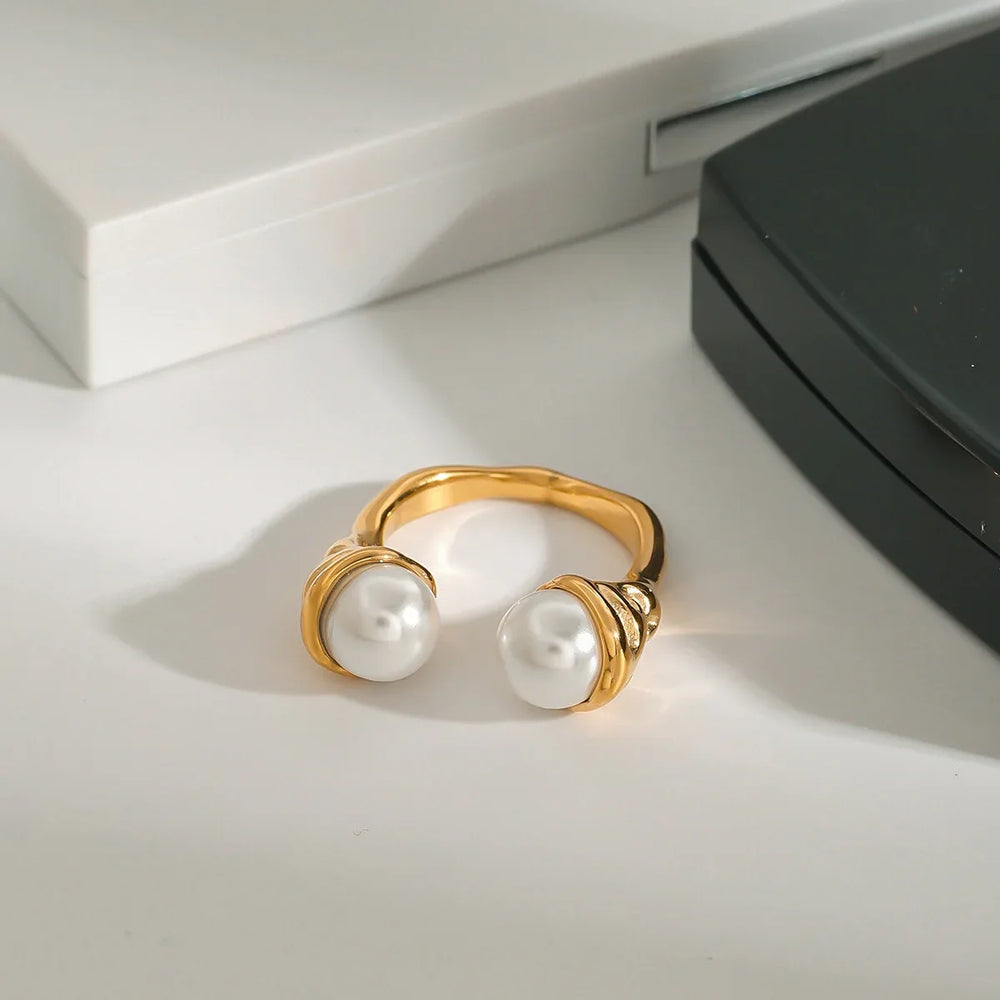 18K gold open pearl ring with modern minimalist design