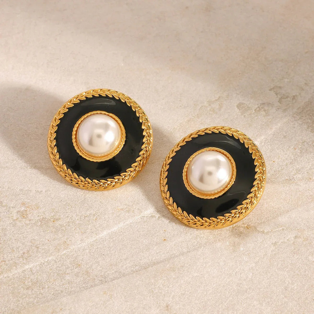 Luna Frame – 18K Gold Textured Pearl Round Earrings