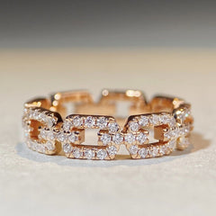 Gilded Links – 18K Gold Exquisite Chain-Shaped Diamond-Studded Ring