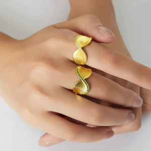 Twist & Shine – 18K Gold Twisted Ring with Diamond Design