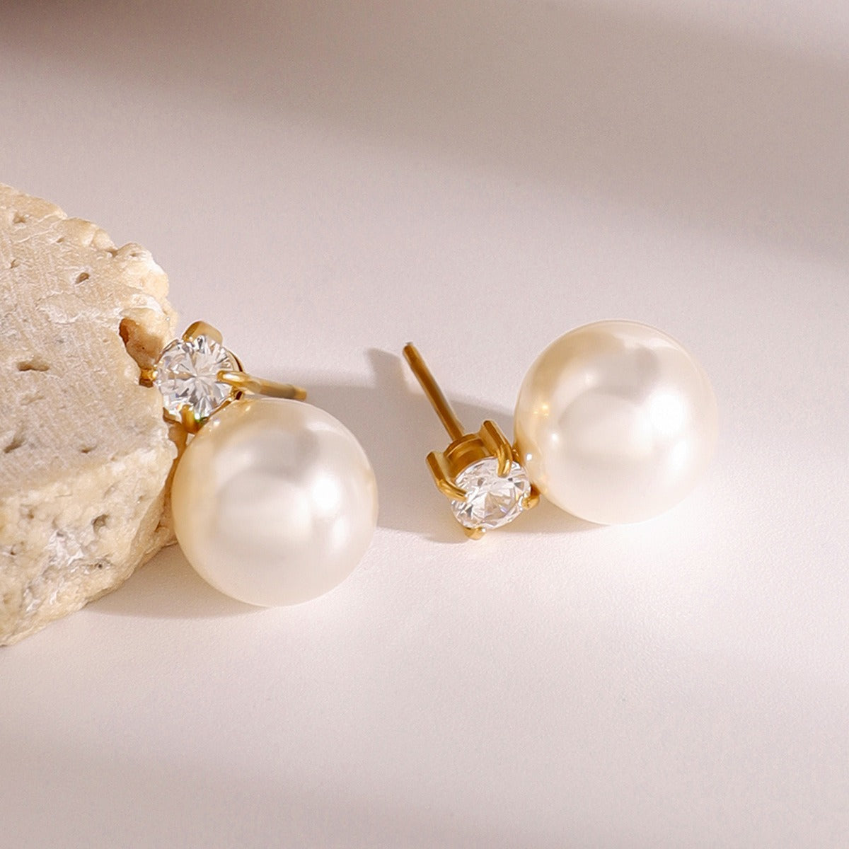 Golden Grace – 18K Gold Earrings with Inlaid Pearl Elegance