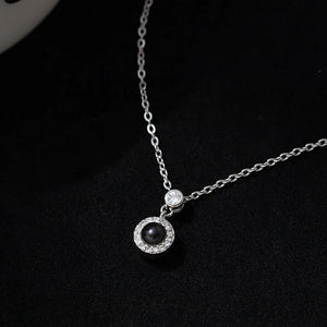 Lumière Memory – Round Diamond Projection Necklace