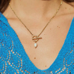 Timeless Touch – 18K Gold & Pearl Necklace