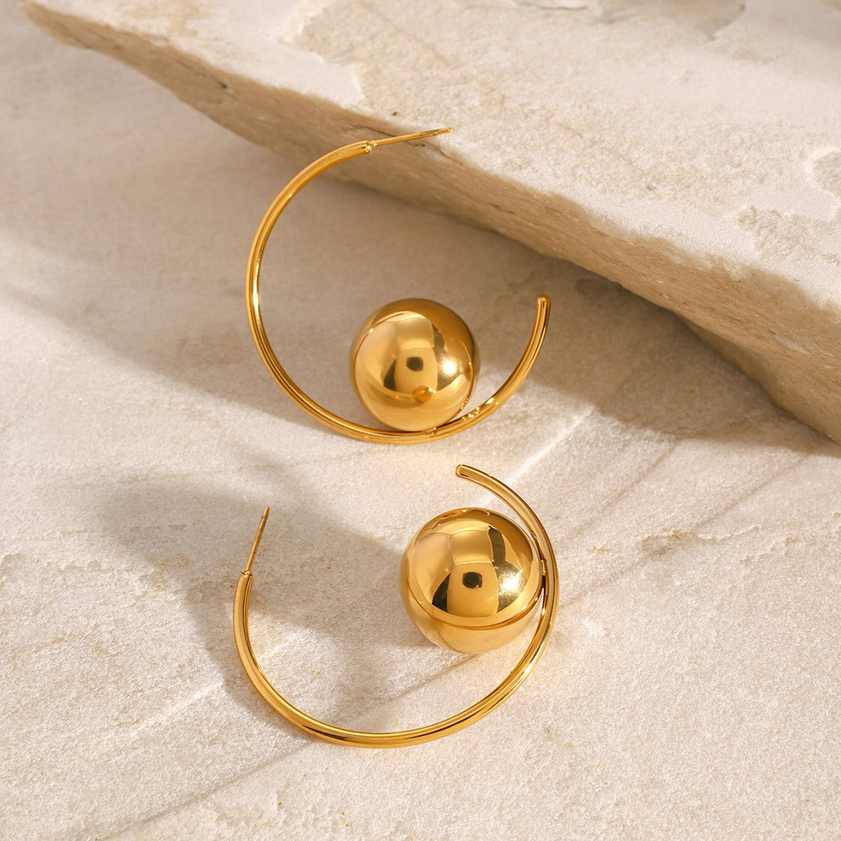 Orb Curve – 18K Gold C-Shaped Earrings with Ball Design