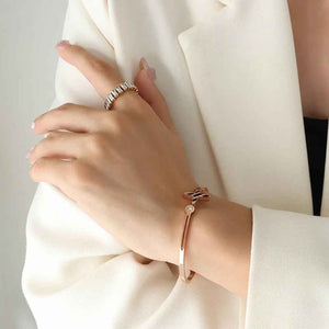 Skyline Spirit 18K Gold Airplane Bracelet - Light Luxury Design