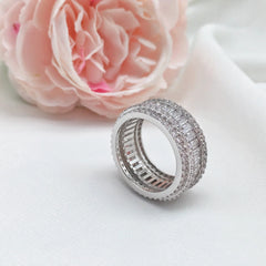 Endless Glow – Studded Ring with Exquisite Design