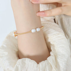 Golden Serenity – 18K Gold Light Luxury Pearl Inlaid Bracelet