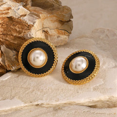 Luna Frame – 18K Gold Textured Pearl Round Earrings