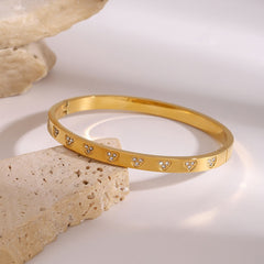 Eternal Romance – 18K Gold Heart-Shaped Diamond Luxury Bracelet