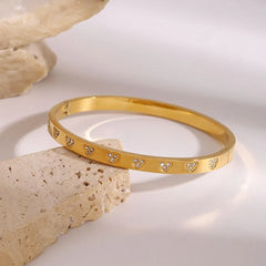 Eternal Romance – 18K Gold Heart-Shaped Diamond Luxury Bracelet