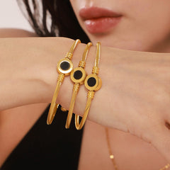 Noble twill design bracelet in 18K gold with pearl