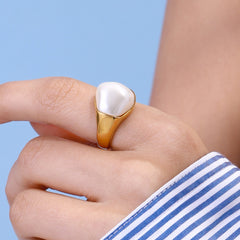 Asymmetrical pearl ring in 18K gold trendy design