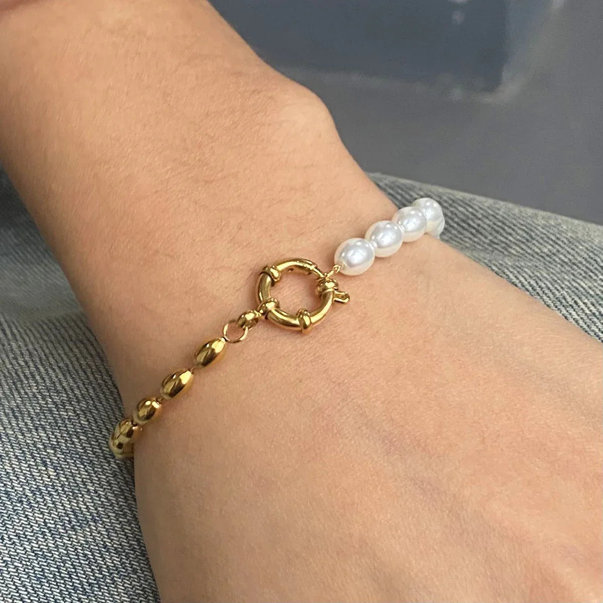 Golden Harmony – 18K Gold Hollow Circle and Pearl Chain Bracelet