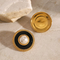 Luna Frame – 18K Gold Textured Pearl Round Earrings