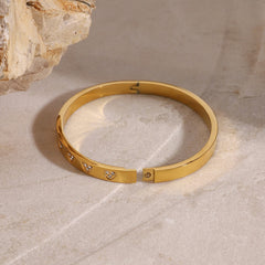 Eternal Romance – 18K Gold Heart-Shaped Diamond Luxury Bracelet