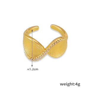 Twist & Shine – 18K Gold Twisted Ring with Diamond Design
