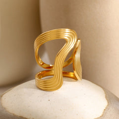 Edge Thread – 18K Gold Statement Ring with Special Shape and Texture