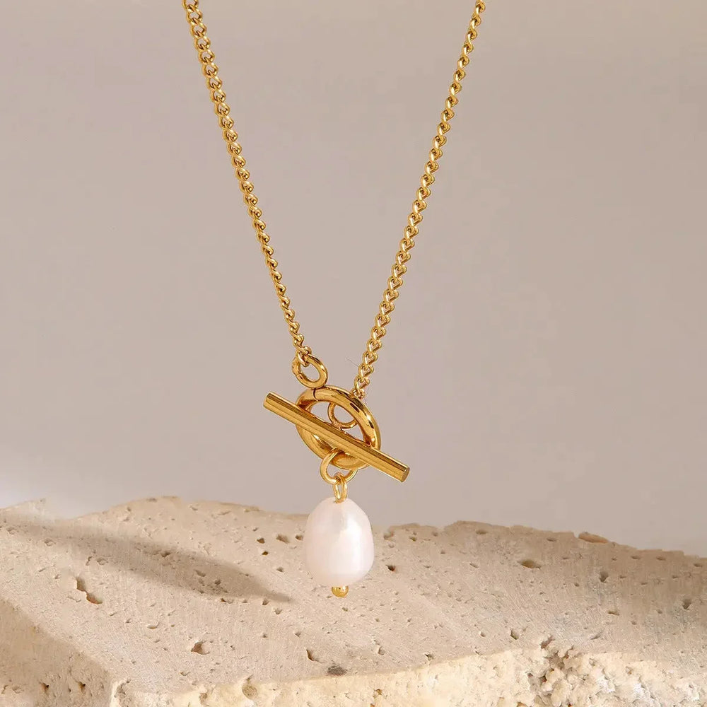Timeless Touch – 18K Gold & Pearl Necklace
