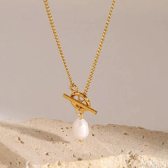 Timeless Touch – 18K Gold & Pearl Necklace