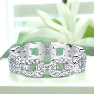 Gilded Links β 18K Gold Exquisite Chain-Shaped Diamond-Studded Ring