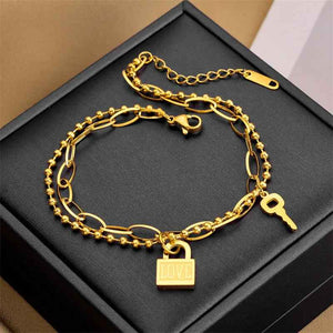 HeartLock 18K Gold Love Charm Bracelet – Elegant Minimalist Design