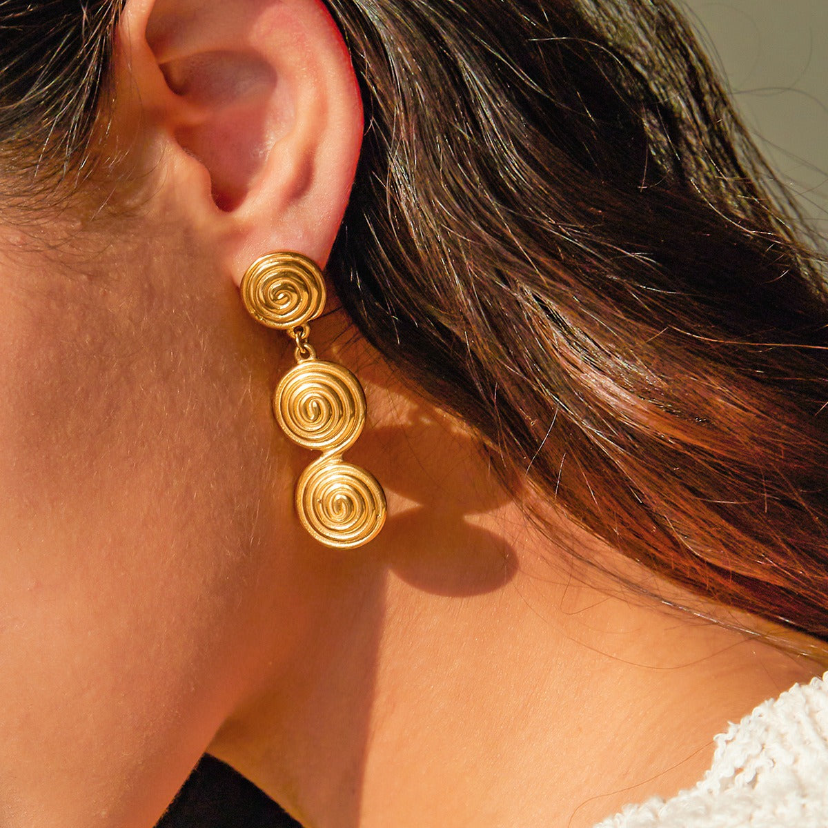 Threaded Aura – 18K Gold Circle Pendant Statement Earrings