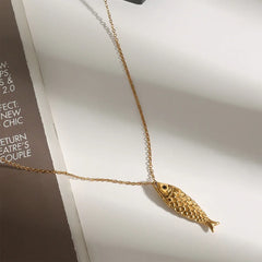 18K gold fish-shaped necklace with pearl inlays