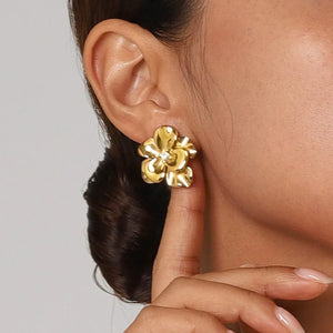 Fleur Éclat – 18K Gold Floral Diamond-Studded Earrings