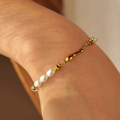Vintage Drizzle – 18K Gold Retro Water Drop and Pearl Design Bracelet