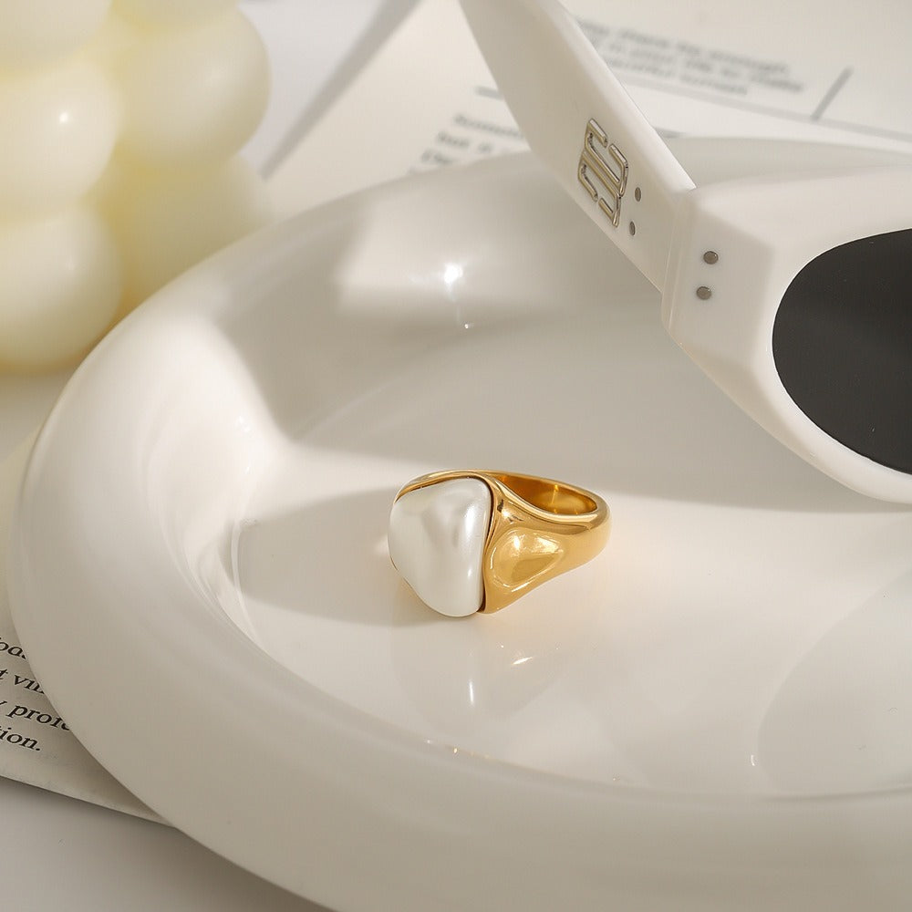 18K gold irregular pearl ring with asymmetrical design