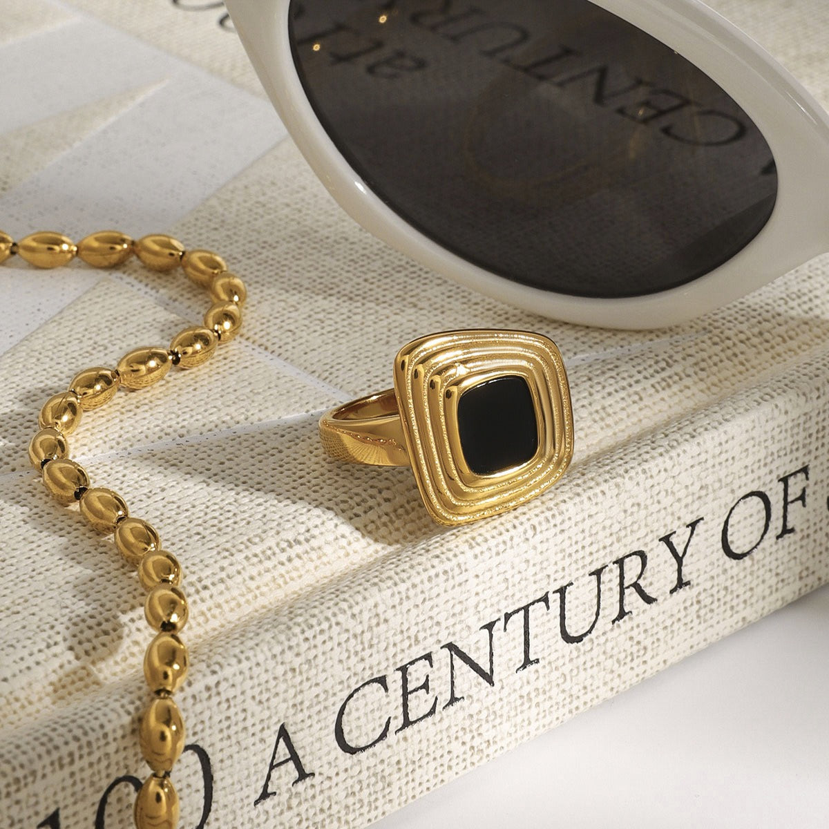 18K gold geometric trapezoid ring with textured carving