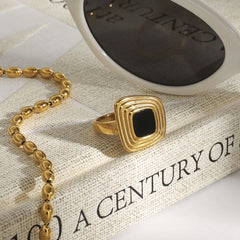 18K gold geometric trapezoid ring with textured carving