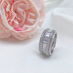 Endless Glow – Studded Ring with Exquisite Design