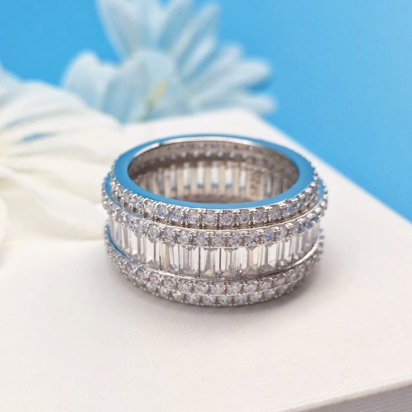 Endless Glow – Studded Ring with Exquisite Design