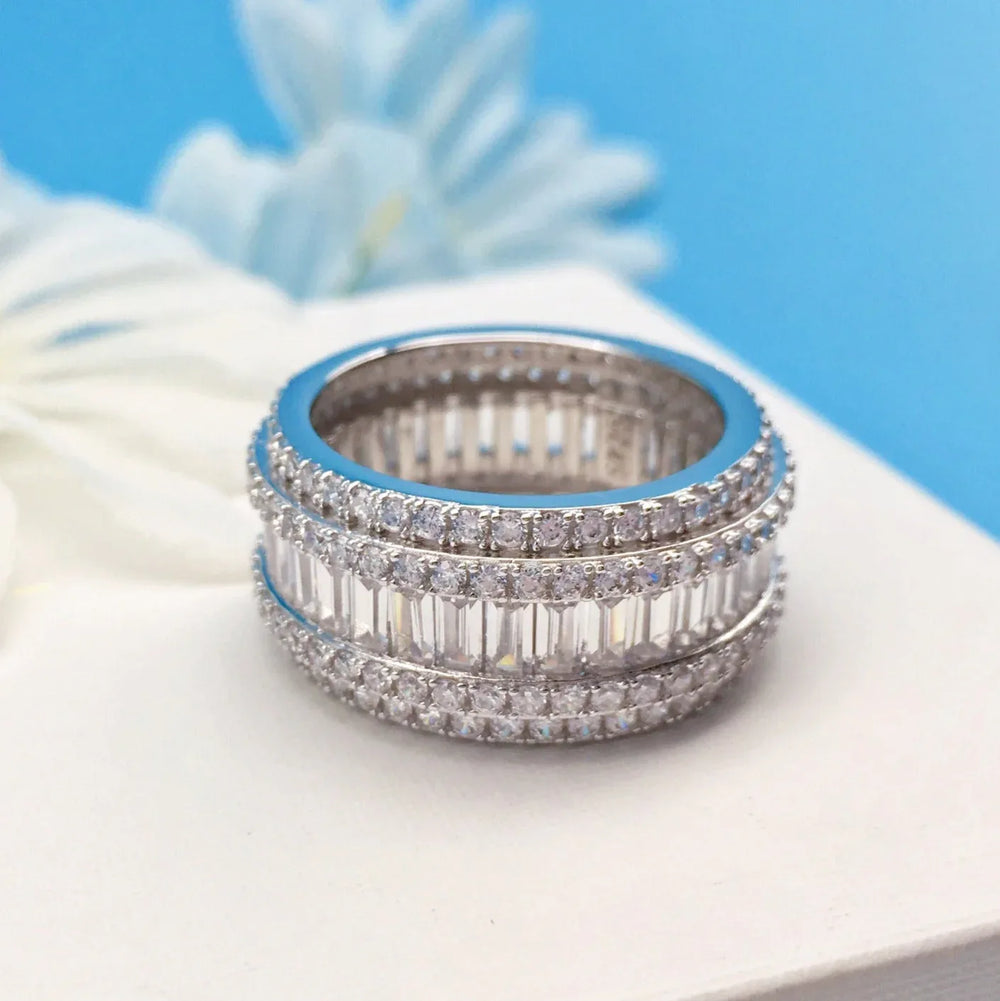 Endless Glow – Studded Ring with Exquisite Design