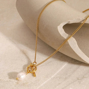 Timeless Touch – 18K Gold & Pearl Necklace