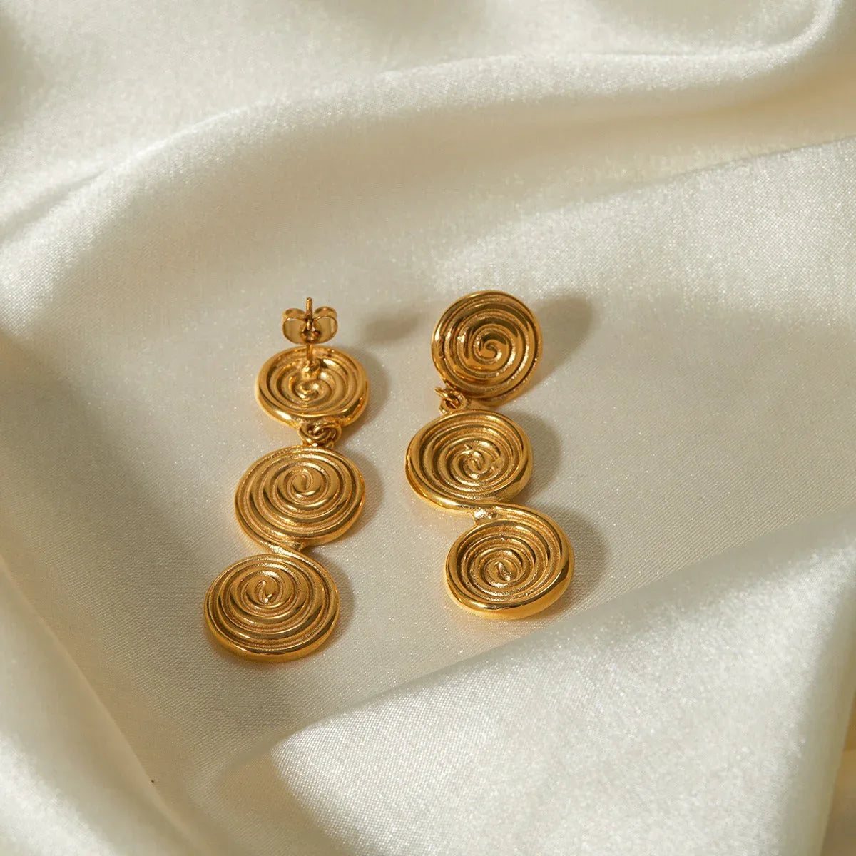 Threaded Aura – 18K Gold Circle Pendant Statement Earrings