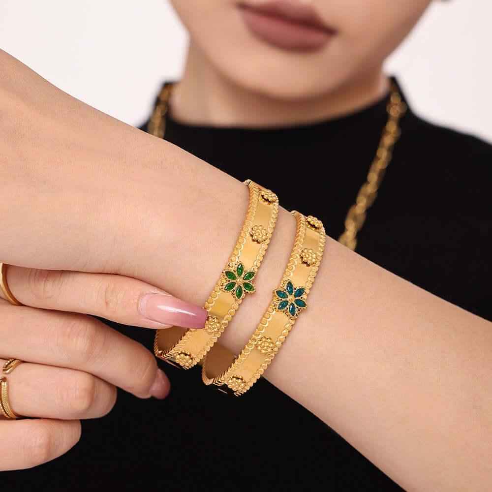 Fleur de Neige 18K Gold Snowflake Bracelet with Blossom Design