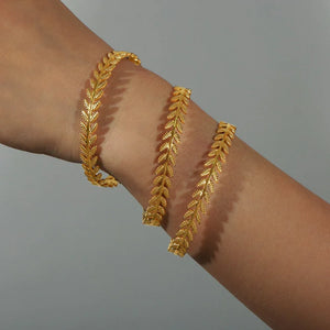 Golden Harvest β 18K Gold Wheat Ear C-Shape Open Bracelet