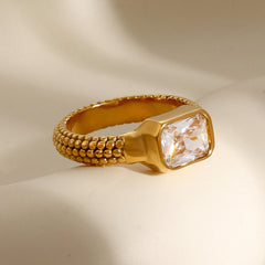 Radiant Grace – 18K Gold Exquisite Dazzling Gemstone Ring