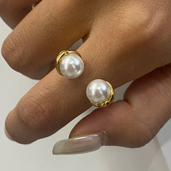 Elegant open-front ring with pearls in gold setting
