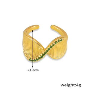 Twist & Shine – 18K Gold Twisted Ring with Diamond Design